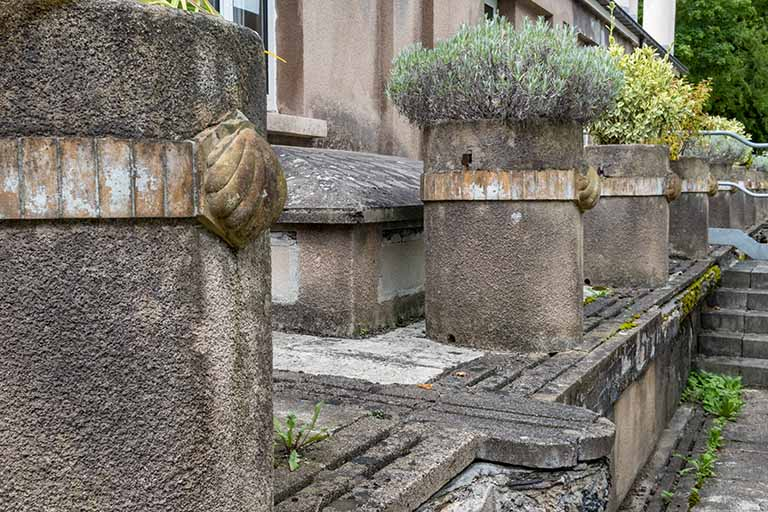 Appliques sur les pots à plantes de l'aile ouest de la piscine : coquillages. © Région Bourgogne-Franche-Comté, Inventaire du patrimoine