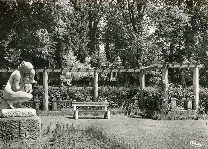 vue ancienne de la statue dans la roseraie du parc thermal. © Région Bourgogne-Franche-Comté, Inventaire du patrimoine vue ancienne de la statue dans la roseraie du parc thermal. © Région Bourgogne-Franche-Comté, Inventaire du patrimoine