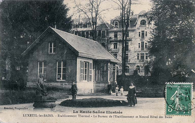 Situation de l'une des deux fontaines à son emplacement d'origine. © Région Bourgogne-Franche-Comté, Inventaire du patrimoine Situation de l'une des deux fontaines à son emplacement d'origine. © Région Bourgogne-Franche-Comté, Inventaire du patrimoine
