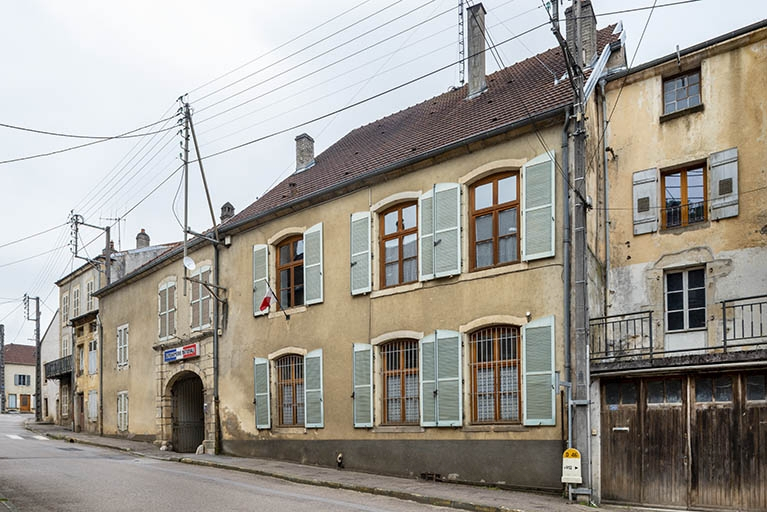  maison ensemble d'édifices derrière façade © Région Bourgogne-Franche-Comté, Inventaire du patrimoine