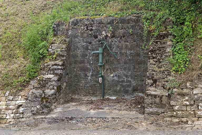 pompe à eau © Région Bourgogne-Franche-Comté, Inventaire du patrimoine  pompe à eau © Région Bourgogne-Franche-Comté, Inventaire du patrimoine