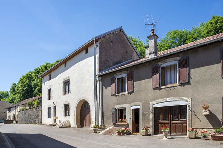 ensemble d'édifices derrière façade maison © Région Bourgogne-Franche-Comté, Inventaire du patrimoine  ensemble d'édifices derrière façade maison © Région Bourgogne-Franche-Comté, Inventaire du patrimoine