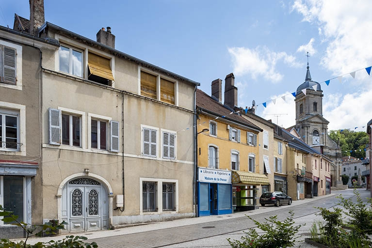  ensemble d'édifices derrière façade rue © Région Bourgogne-Franche-Comté, Inventaire du patrimoine