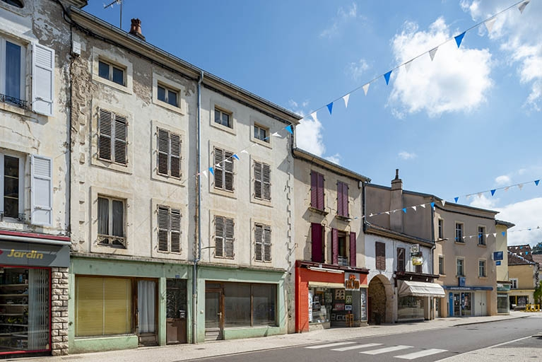  ensemble d'édifices derrière façade rue devanture de boutique © Région Bourgogne-Franche-Comté, Inventaire du patrimoine