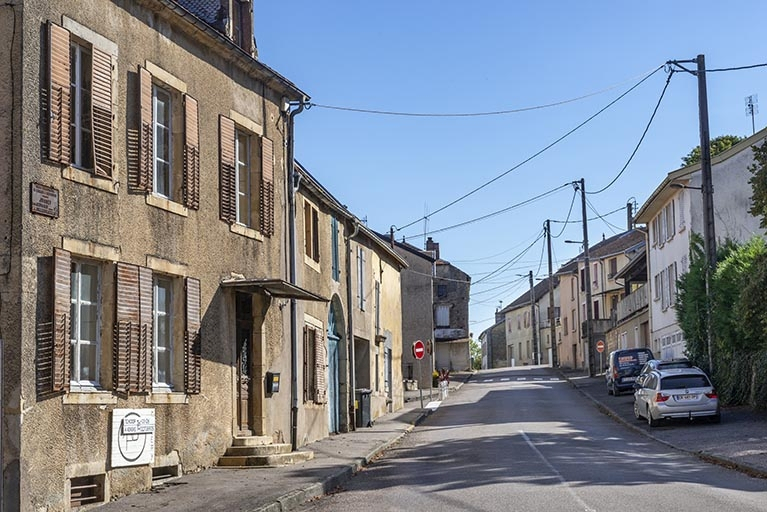 rue ensemble d'édifices derrière façade © Région Bourgogne-Franche-Comté, Inventaire du patrimoine  rue ensemble d'édifices derrière façade © Région Bourgogne-Franche-Comté, Inventaire du patrimoine