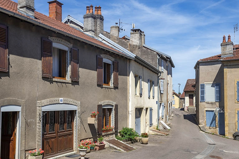 rue ensemble d'édifices derrière façade © Région Bourgogne-Franche-Comté, Inventaire du patrimoine  rue ensemble d'édifices derrière façade © Région Bourgogne-Franche-Comté, Inventaire du patrimoine