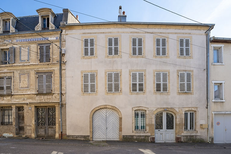 rue ensemble d'édifices derrière façade © Région Bourgogne-Franche-Comté, Inventaire du patrimoine  rue ensemble d'édifices derrière façade © Région Bourgogne-Franche-Comté, Inventaire du patrimoine