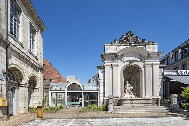 fontaine © Région Bourgogne-Franche-Comté, Inventaire du patrimoine  fontaine © Région Bourgogne-Franche-Comté, Inventaire du patrimoine