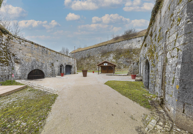 fort demi-lune © Région Bourgogne-Franche-Comté, Inventaire du patrimoine  fort demi-lune © Région Bourgogne-Franche-Comté, Inventaire du patrimoine