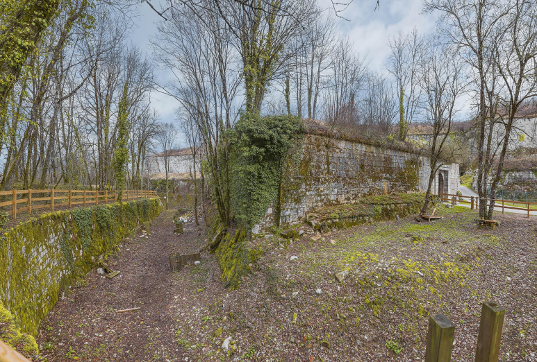 fort demi-lune © Région Bourgogne-Franche-Comté, Inventaire du patrimoine  fort demi-lune © Région Bourgogne-Franche-Comté, Inventaire du patrimoine