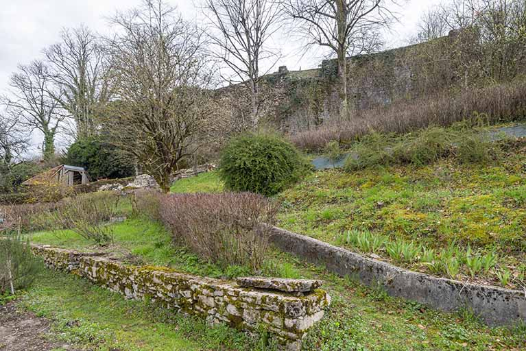  jardin terrasse en terre-plein © Région Bourgogne-Franche-Comté, Inventaire du patrimoine
