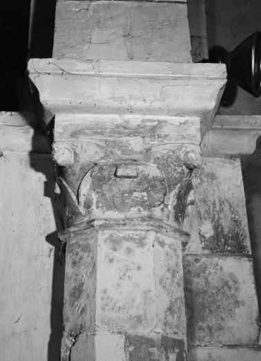 Chapiteaux de l'arc triomphal gauche. © Région Bourgogne-Franche-Comté, Inventaire du patrimoine