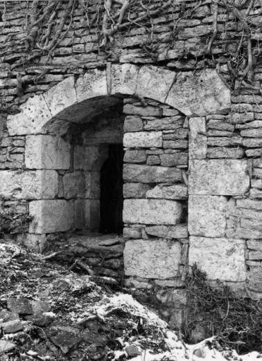 Chapelle, porte du mur ouest, en 1975. © Région Bourgogne-Franche-Comté, Inventaire du patrimoine