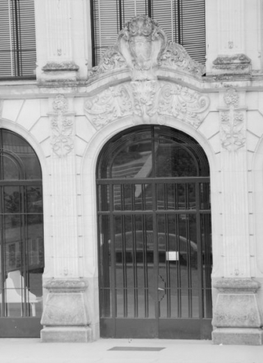 Hall d'entrée : détail de l'arcade centrale. © Région Bourgogne-Franche-Comté, Inventaire du patrimoine Hall d'entrée : détail de l'arcade centrale. © Région Bourgogne-Franche-Comté, Inventaire du patrimoine