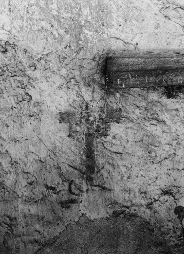 Croix peinte à droite du portail, sous le porche. © Région Bourgogne-Franche-Comté, Inventaire du patrimoine