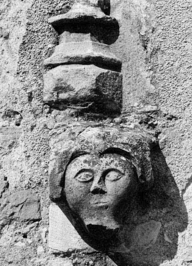 Chapelle droite, mur droit : détail de la tête inférieure droite. © Région Bourgogne-Franche-Comté, Inventaire du patrimoine