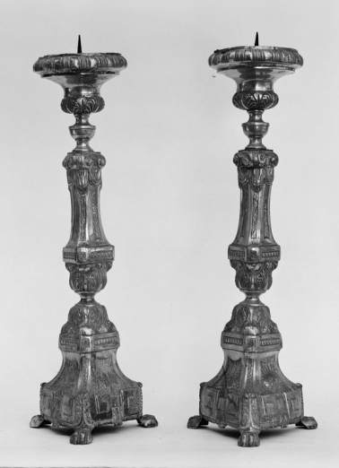 Vue d'ensemble de deux chandeliers. © Région Bourgogne-Franche-Comté, Inventaire du patrimoine