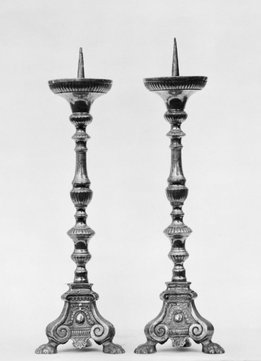 Vue d'ensemble de deux chandeliers. © Région Bourgogne-Franche-Comté, Inventaire du patrimoine
