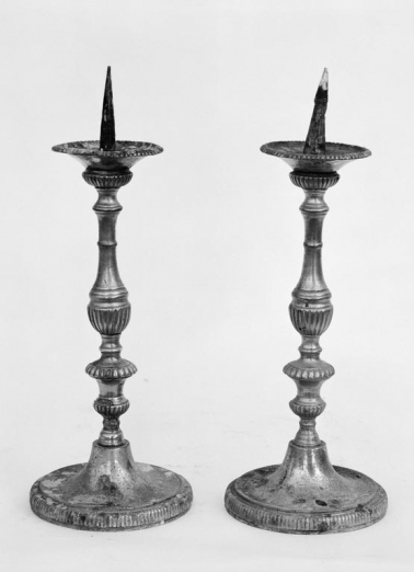 Vue d'ensemble de la paire de chandeliers. © Région Bourgogne-Franche-Comté, Inventaire du patrimoine