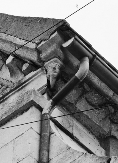 Tête sculptée à l'angle droit du pignon. © Région Bourgogne-Franche-Comté, Inventaire du patrimoine