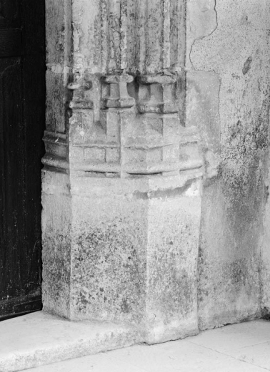 Base d'un piédroit du portail de la nef. © Région Bourgogne-Franche-Comté, Inventaire du patrimoine