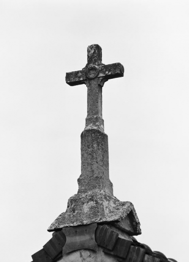 Croix amortissant le pignon du porche. © Région Bourgogne-Franche-Comté, Inventaire du patrimoine