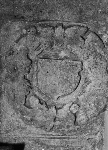 Dalle funéraire, angle antérieur droit de la travée d'avant-choeur. © Région Bourgogne-Franche-Comté, Inventaire du patrimoine Dalle funéraire, angle antérieur droit de la travée d'avant-choeur. © Région Bourgogne-Franche-Comté, Inventaire du patrimoine