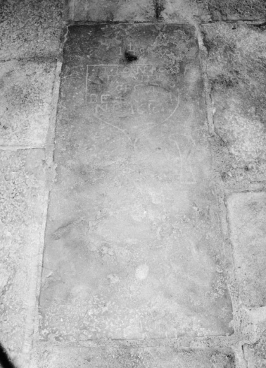 Vue générale de la dalle funéraire, dans la nef. © Région Bourgogne-Franche-Comté, Inventaire du patrimoine