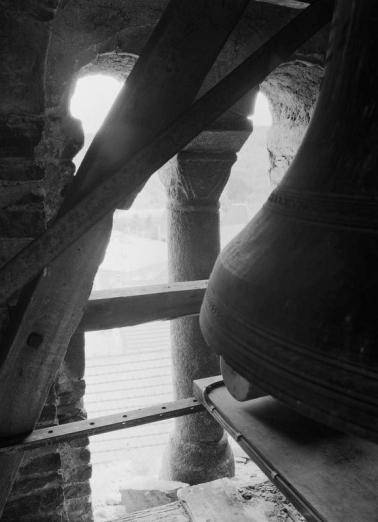 Clocher, 2è étage : colonnette droite. © Région Bourgogne-Franche-Comté, Inventaire du patrimoine