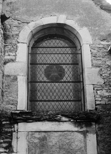 Elévation droite du choeur : fenêtre et linteau de la porte murée (1ère travée de la partie postérieure). © Région Bourgogne-Franche-Comté, Inventaire du patrimoine