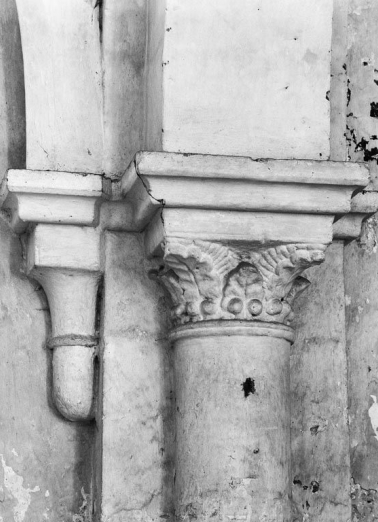 Vaisseau central, 1ère travée : chapiteau et culot du pilier antérieur droit. © Région Bourgogne-Franche-Comté, Inventaire du patrimoine