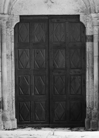 Porte à deux battants du portail antérieur. © Région Bourgogne-Franche-Comté, Inventaire du patrimoine