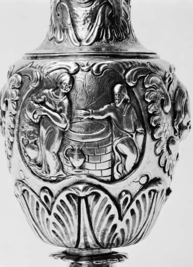 Détail du médaillon de la burette A. © Région Bourgogne-Franche-Comté, Inventaire du patrimoine