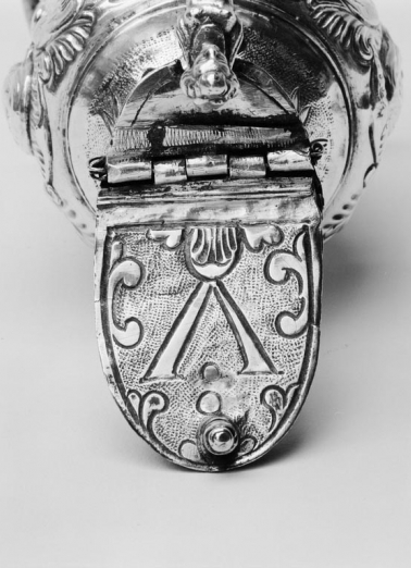 Détail du couvercle de la burette V. © Région Bourgogne-Franche-Comté, Inventaire du patrimoine