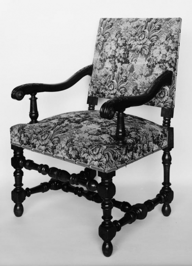Vue d'ensemble d'un fauteuil. © Région Bourgogne-Franche-Comté, Inventaire du patrimoine