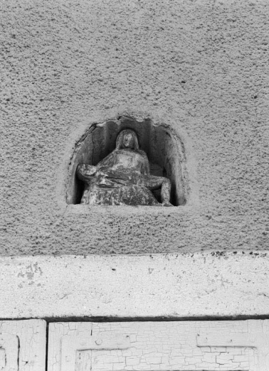 Vue d'ensemble du groupe sculpté dans une niche de la façade de la maison sise parcelle 481, section B4 sur le cadastre de 1967. © Région Bourgogne-Franche-Comté, Inventaire du patrimoine