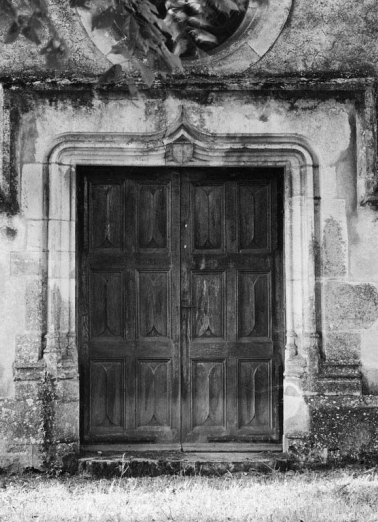 Porte de la façade antérieure de la chapelle Saint-Denis. © Région Bourgogne-Franche-Comté, Inventaire du patrimoine