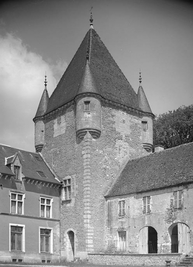 Donjon, vue depuis la cour. © Région Bourgogne-Franche-Comté, Inventaire du patrimoine
