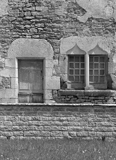Détail de la porte et des 2 fenêtres situées au centre da la façade antérieure de l'aile est. © Région Bourgogne-Franche-Comté, Inventaire du patrimoine