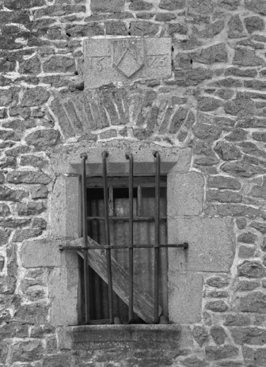 Détail d'une fenêtre et du blason daté 1576, tour sud-est. © Région Bourgogne-Franche-Comté, Inventaire du patrimoine