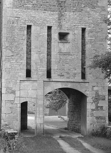 Façade de la tour-porche : détail des portes et des rainures des ponts-levis. © Région Bourgogne-Franche-Comté, Inventaire du patrimoine
