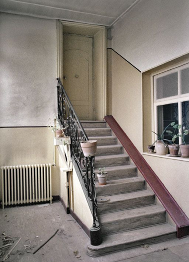 Immeuble en retrait sur la rue, avant travaux : escalier de la galerie postérieure menant au rez-de-chaussée surélevé de l'aile ouest. © Région Bourgogne-Franche-Comté, Inventaire du patrimoine