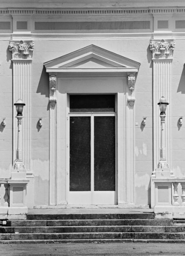 Casino, façade antérieure : détail d'une porte. © Région Bourgogne-Franche-Comté, Inventaire du patrimoine Casino, façade antérieure : détail d'une porte. © Région Bourgogne-Franche-Comté, Inventaire du patrimoine