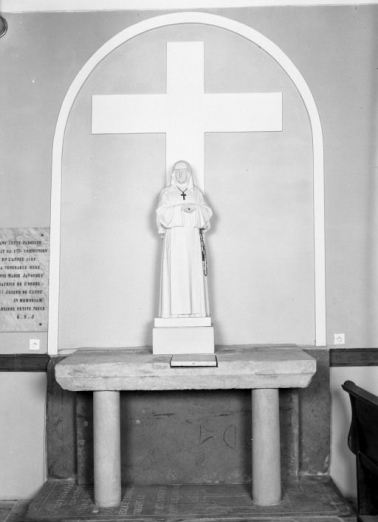 Dalle funéraire d'un prêtre contre le mur derrière l'autel d'Anne Marie Javouhey © Région Bourgogne-Franche-Comté, Inventaire du patrimoine