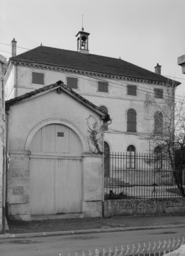 Vue de la maison et du bâtiment de dépendance situé à gauche de la grille. © Région Bourgogne-Franche-Comté, Inventaire du patrimoine