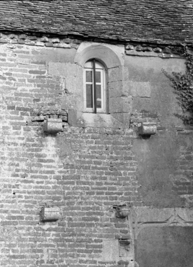 Chapelle seigneuriale, fenêtre du mur antérieure © Région Bourgogne-Franche-Comté, Inventaire du patrimoine
