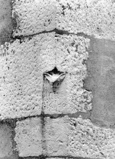 Première chapelle droite, angle antérieur droit, sculpture et date 1411 © Région Bourgogne-Franche-Comté, Inventaire du patrimoine