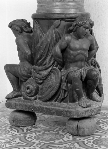 Piédestal, vue d'une face. © Région Bourgogne-Franche-Comté, Inventaire du patrimoine