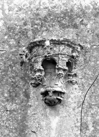 Chapelle de l'ancien château : console sur le 2e contrefort droit de la nef. © Région Bourgogne-Franche-Comté, Inventaire du patrimoine