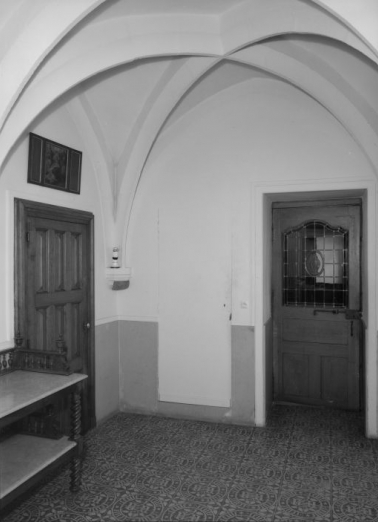 Ancienne "chambrette" de desserte de la "grande chambre basse dessus la rivière", devenue laboratoire de l'apothicairerie : vue d'ensemble (porte vitrée donnant accès à la pharmacie, et porte de l'ancienne apothicairerie). © Région Bourgogne-Franche-Comté, Inventaire du patrimoine